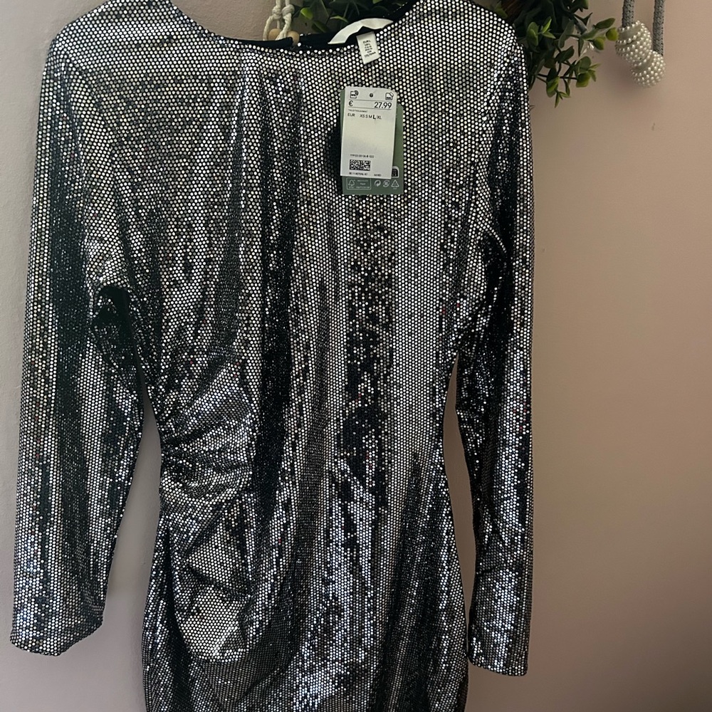 Short dress in sequined silver dress